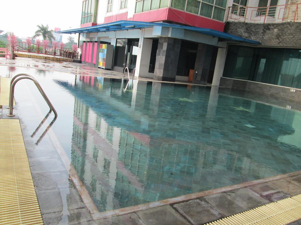 Twin Plaza Hotel